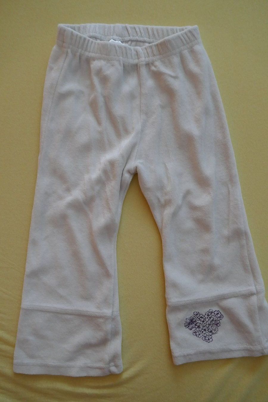 Pantaloni: "Samtene" Hose mit Blumenherz, 86 – Usato da Horgen venduto da Feli39