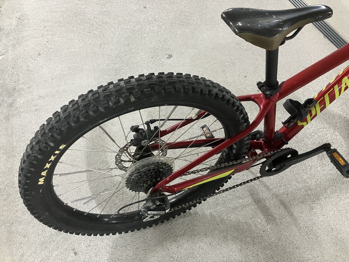 Specialized Vélos: Kinderfahrrad Specialized 24 Zoll – Défectueux à Spiez par Aubes 1