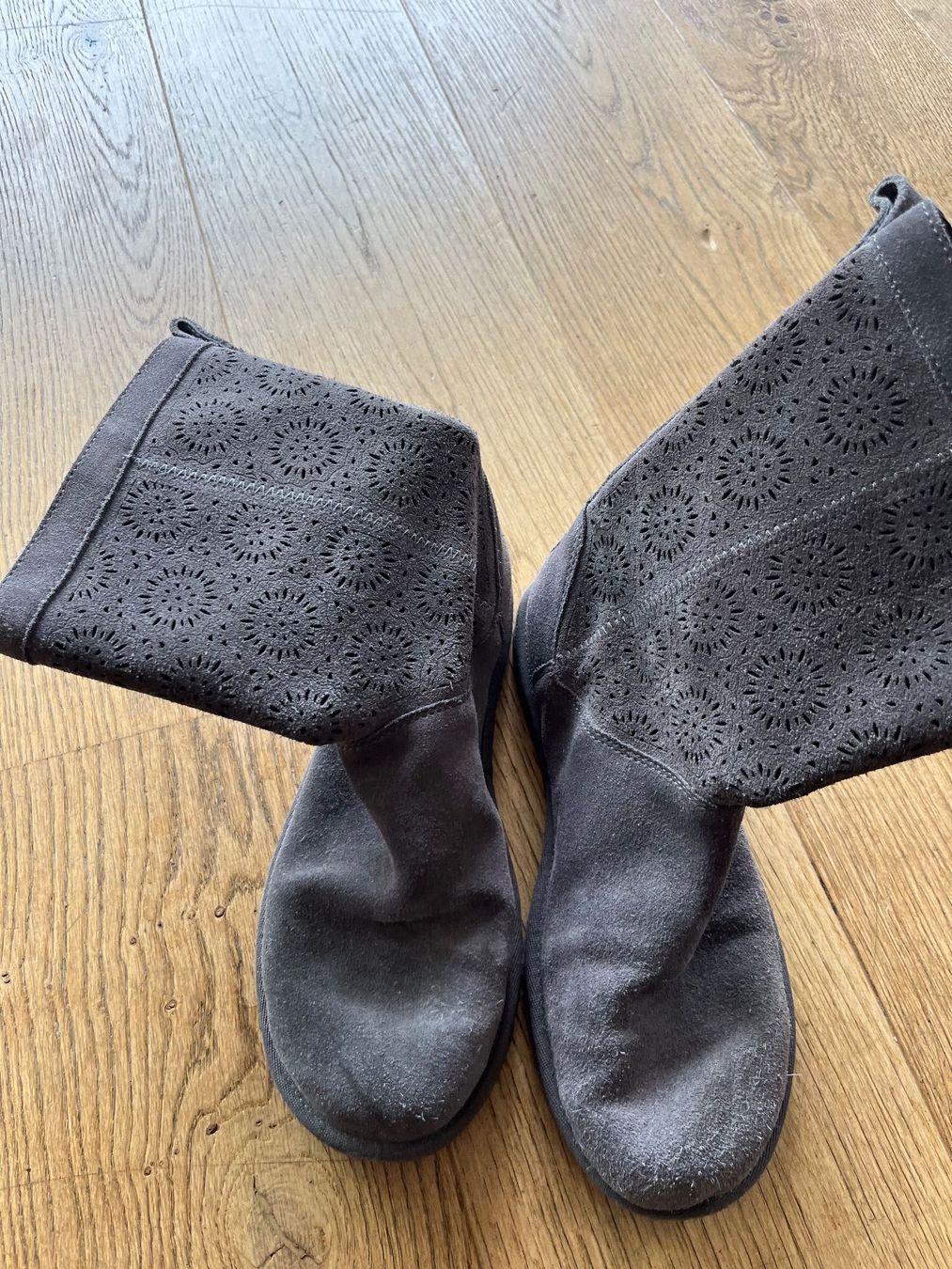 Ugg Scarpe da donna: Ugg Boots Grau, Grösse 38. – Nuovo (secondo la descrizione) da Heiligenschwendi venduto da Hermine6 1