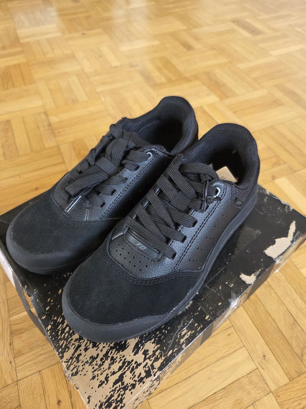 Specialized Scarpe da uomo: Chaussures VTT 2FO ROOST FLAT noires taille 37 NEUVES – Nuovo e nell'imballaggio originale da Orbe venduto da Sdcr 1