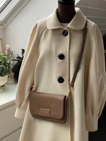 Hochwertige Designer-Crossbody aus Leder in Gold-Braun