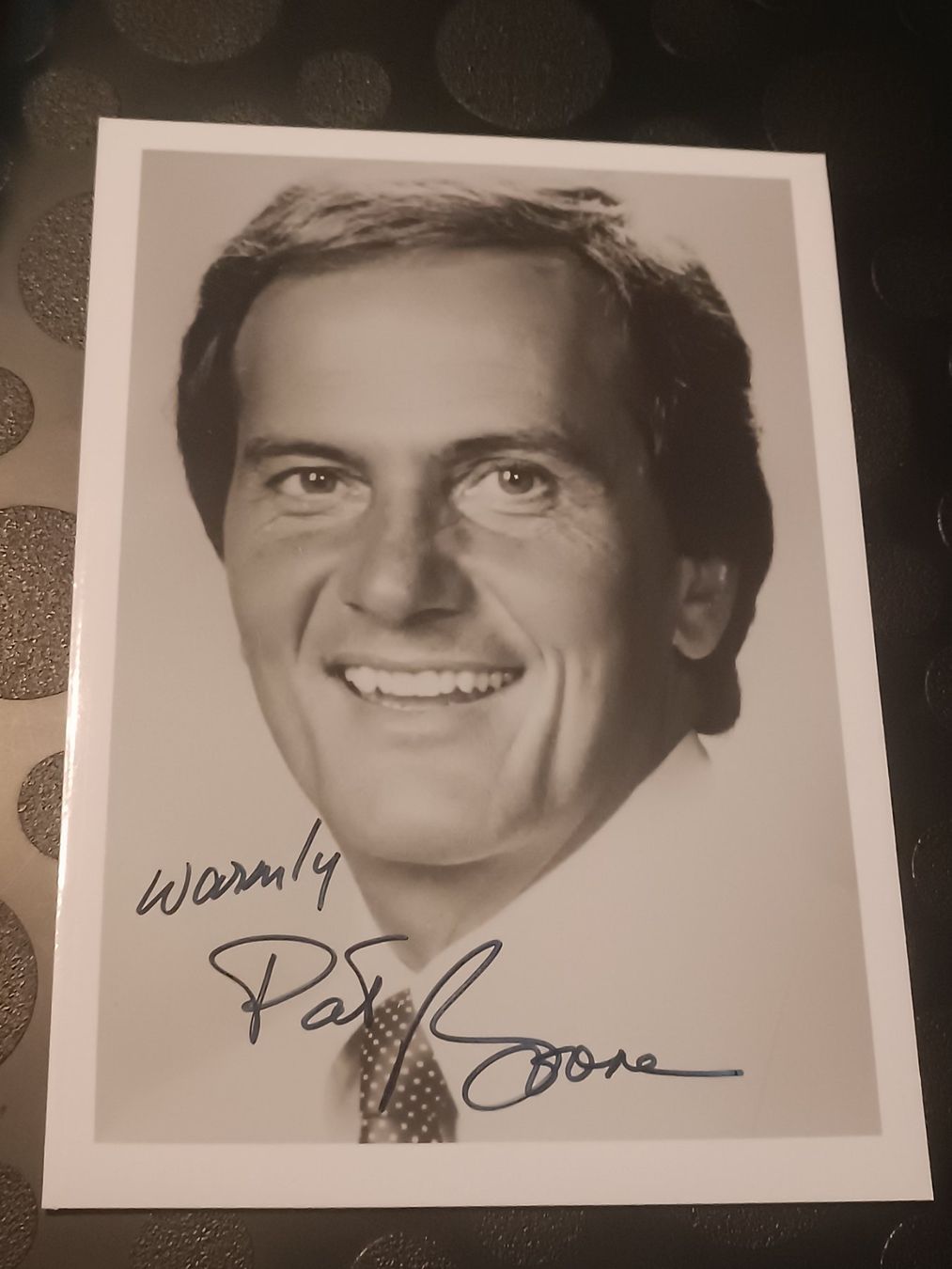 Autografi: Pat Boone - Handsigniert - Sänger und Schauspieler – Usato da Menziken venduto da Artographs