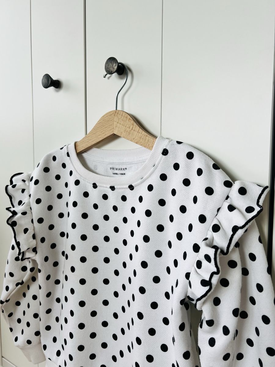 Primark Pullover & Sweatshirts: Primark 110 Sweatshirt weiss mit schwarzen punkten – Gebraucht aus Burgdorf von rulan