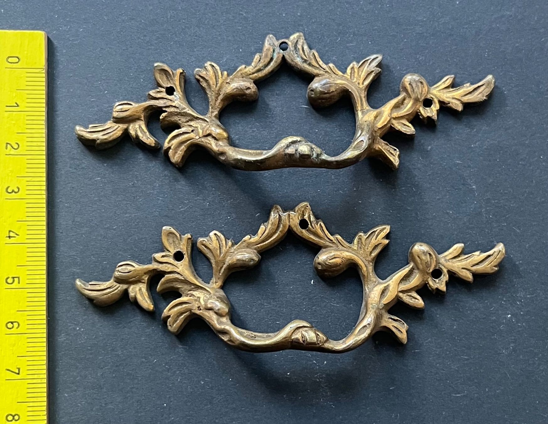Eisenwaren: 2 Möbelgriffe Messing antik ornamental goldfarben – Gebraucht aus Ostermundigen von DaxKarten-75