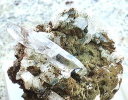 Schwarze Anatase mit Qzarz  Doppelender. Fein mit Chlorit.