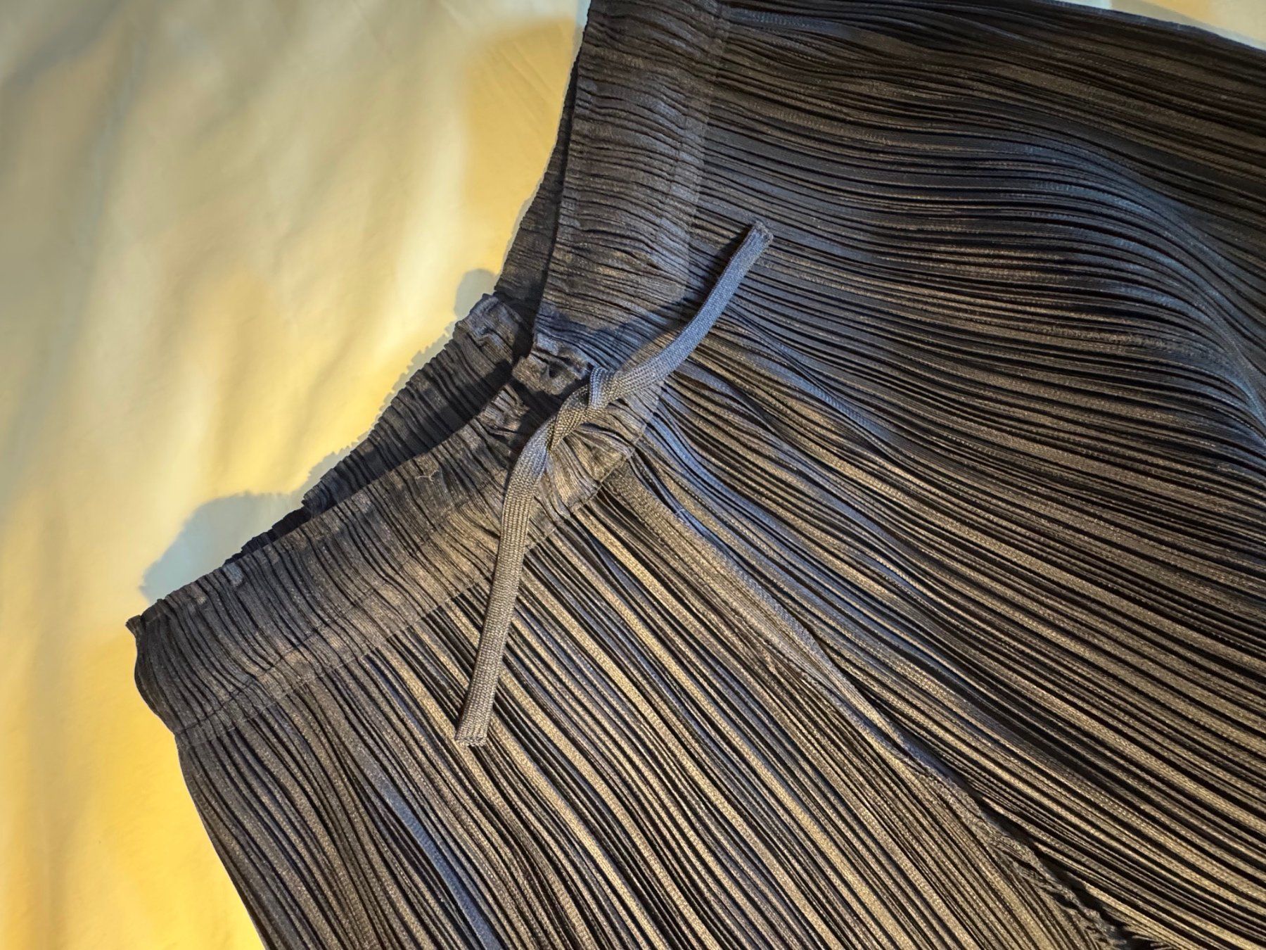 Pantaloni: Issey Miyake PLEATS PLEASE Hose -- ikonisch! – Nuovo (secondo la descrizione) da ZÜRICH venduto da redhead61 1