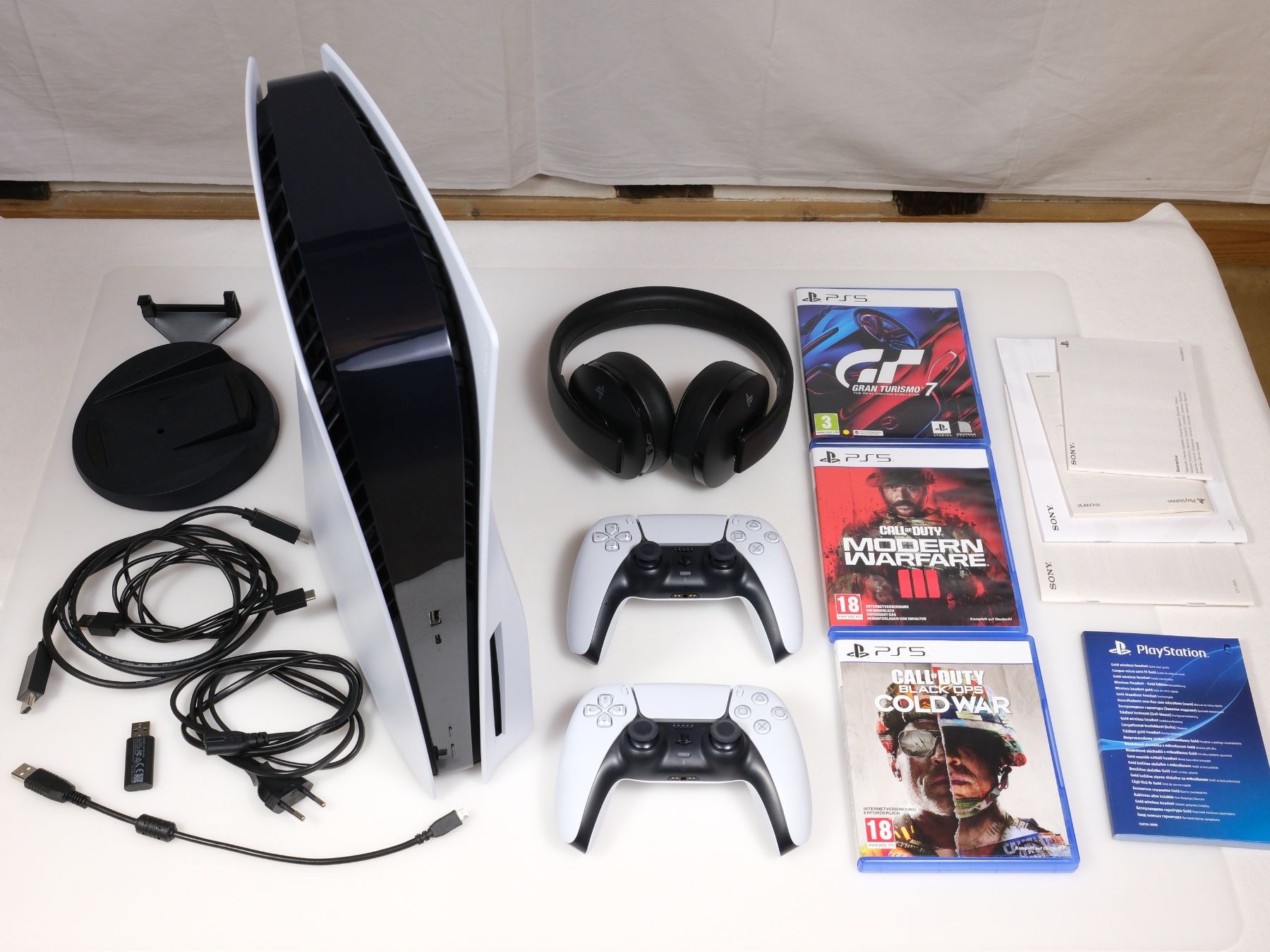 Sony Consoles: PlayStation 5 Disc inkl. 2 Controller, 3 Spiele und Headset – D'occasion à Lobsigen par Markus_Haenggi_Bern