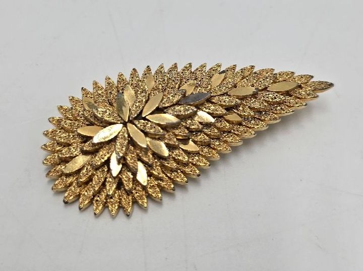 Broche fantaisie vintage en métal doré - Accessoire rétro chic