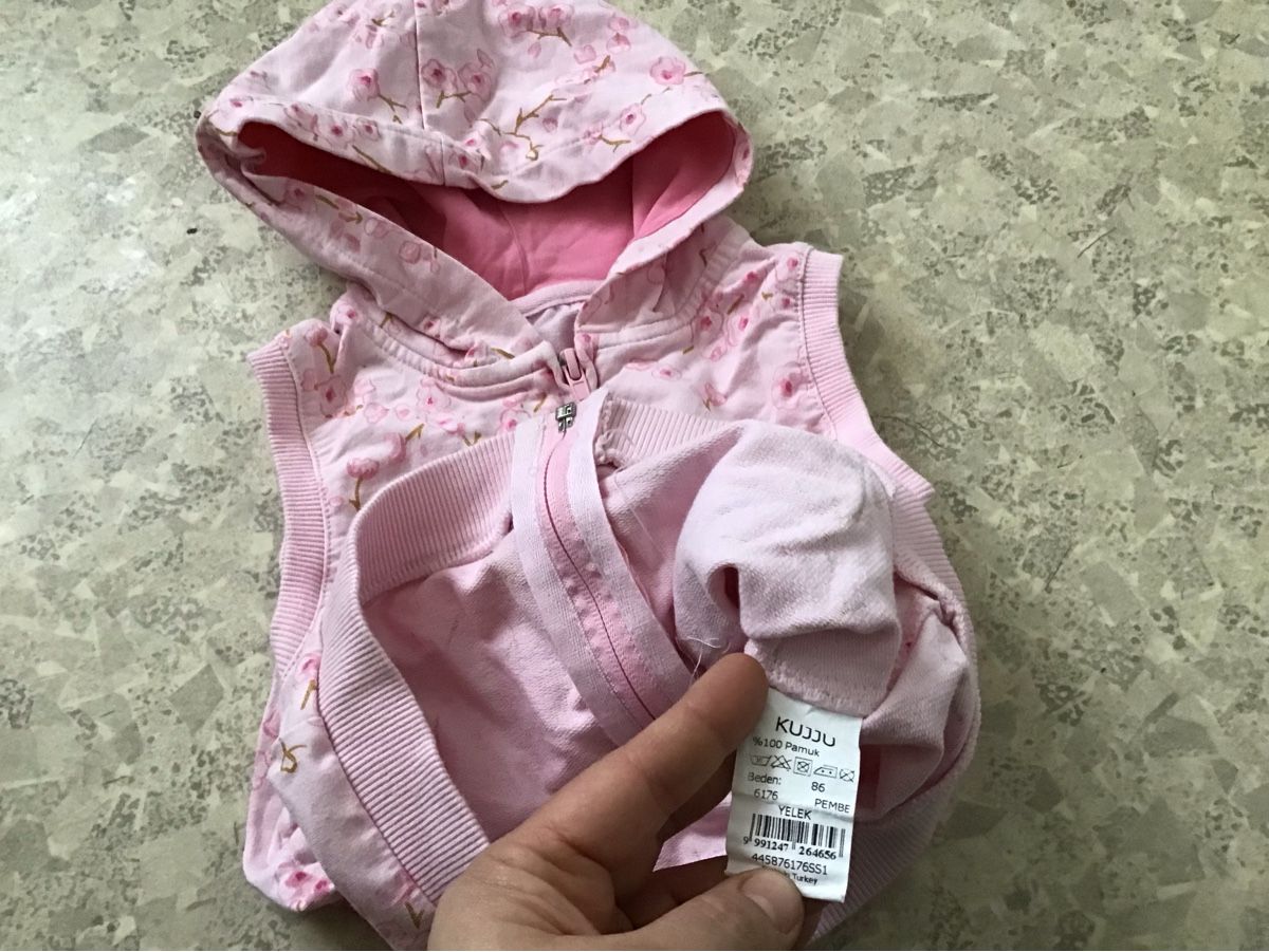 Altro abbigliamento per bambina: Mädchen Weste, Gr. 86, rosa mit Blumenmuster 💐 – Usato da Seuzach venduto da Tureda 1