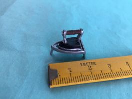 Mini Bügeleisen mit Ständer für die Puppenstube 1:12