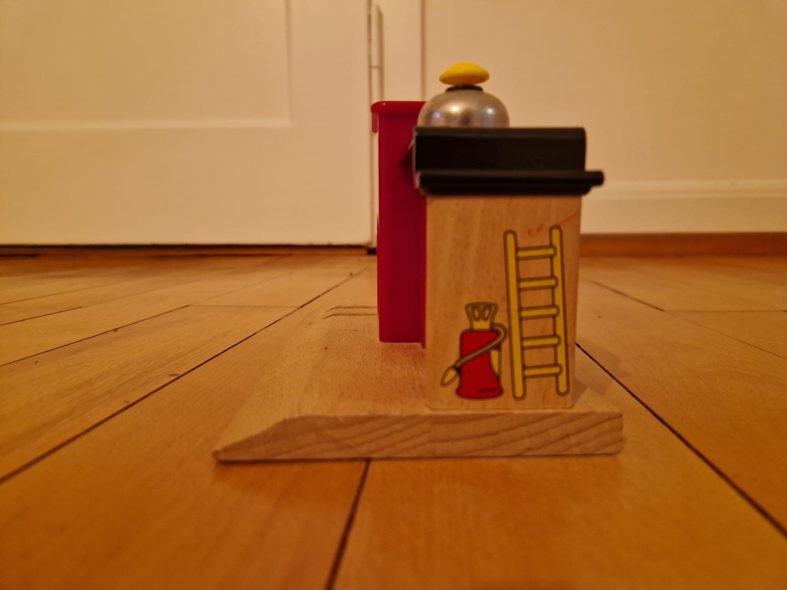 Brio Giocattoli: BRIO Feuerwache 33589 – Difettoso da Zürich venduto da mbudgetfan 4