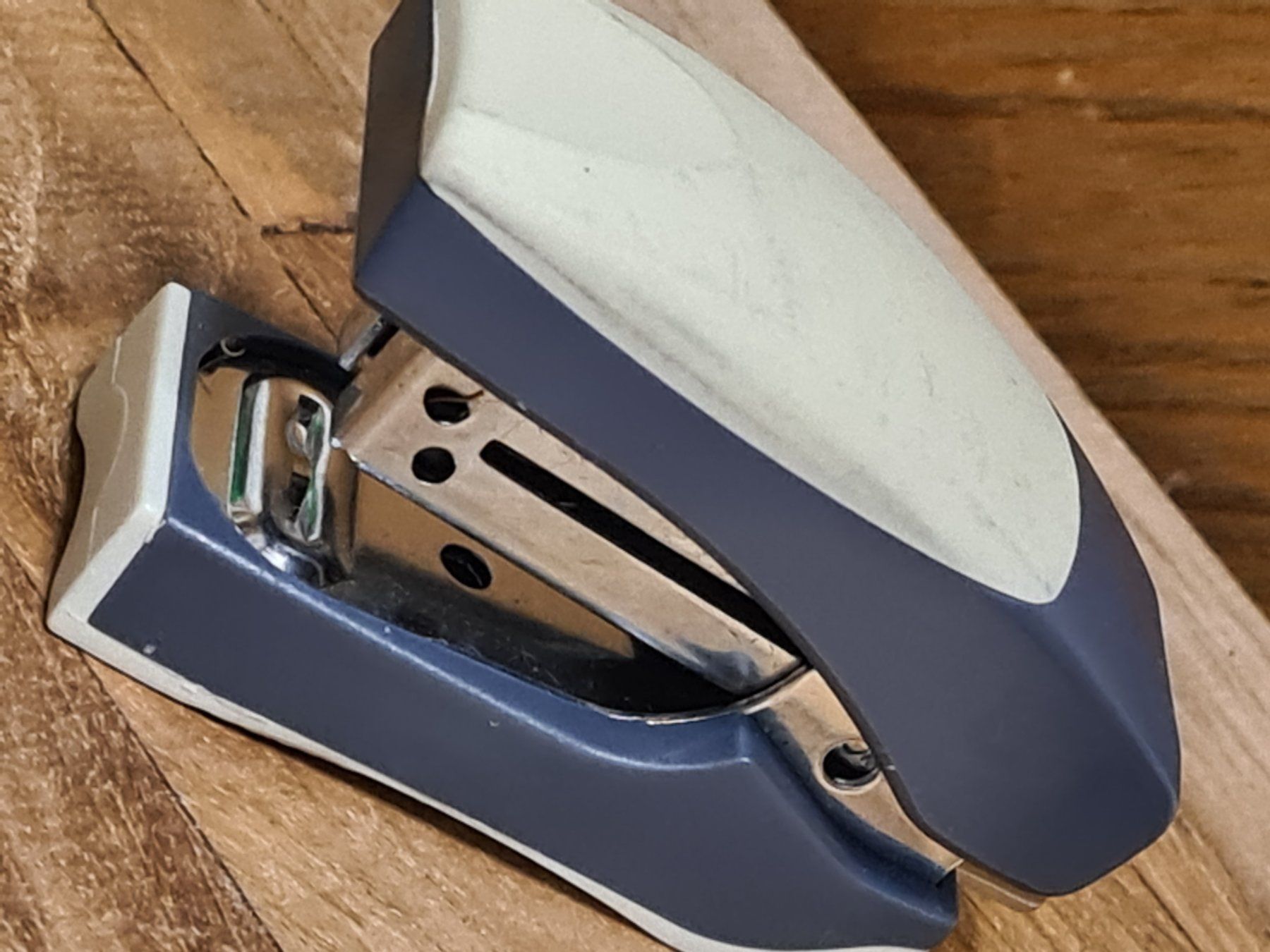 Bindegeräte: Büro Utensilien / Kleiner Bostitch / Tacker – Gebraucht aus Amriswil von used2use 1