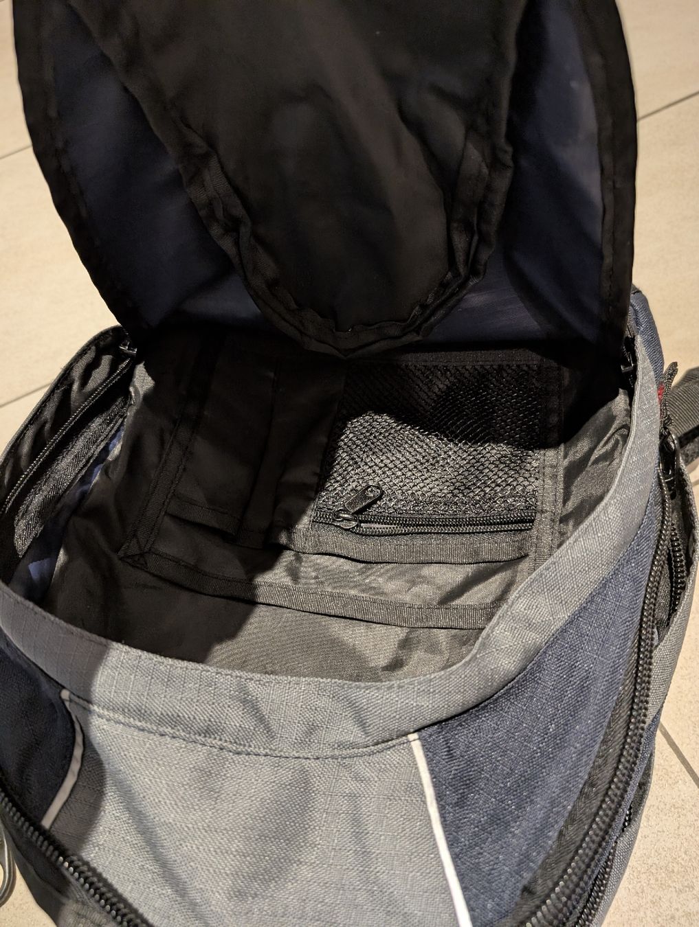 Rucksäcke: Rucksack mit vielen Fächern – Gebraucht aus Ganterschwil von Nike18 2