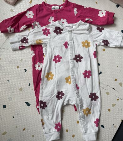 H&M Baby Schlafanzug, 2 Stk., Grösse 62, Blumenmuster 