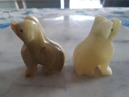 Deux petits chiens en onyx vert marbré