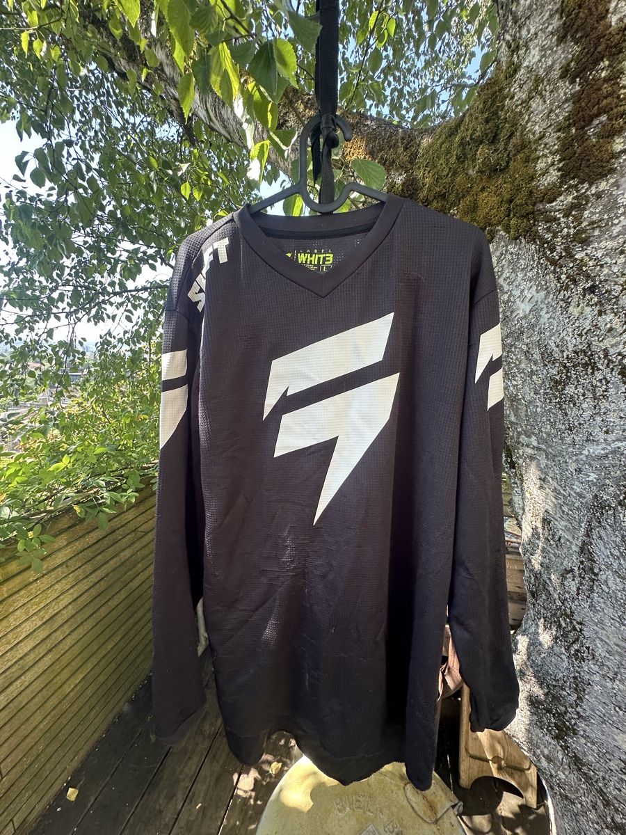 Canottiere & Pantaloni: Shift  Trikot Langarm L schwarz  – Usato da Biel/Bienne venduto da Noah187