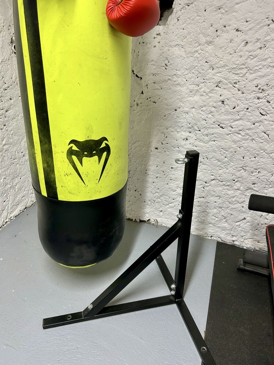 Venum Sacchi da boxe: Venus Boxsack mit Boxhandschuhen – Usato da Glarus venduto da Olivia1802 1