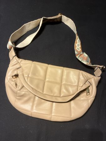 Tasche mit geometrischem Gurt neuwertig