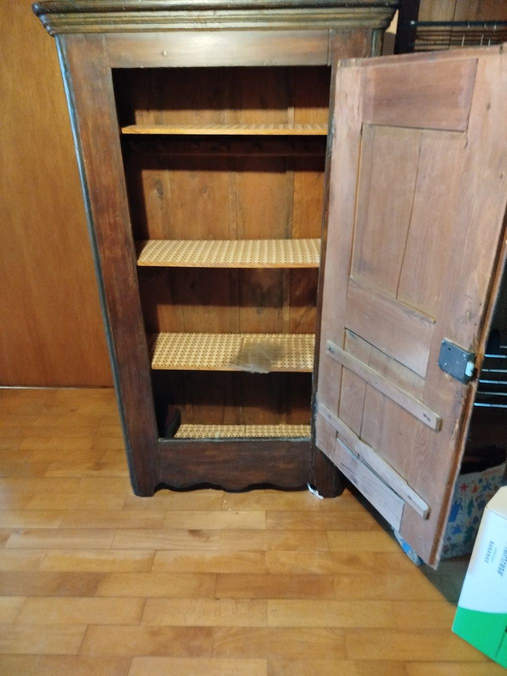 Armadi: Antiker Schrank – Usato da Düdingen venduto da Ares61 1