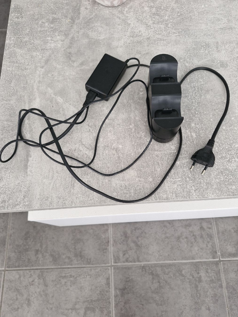 Sony Adapter & Kabel: ladestation ps4 – Gebraucht aus Zuchwil von silvermoon74