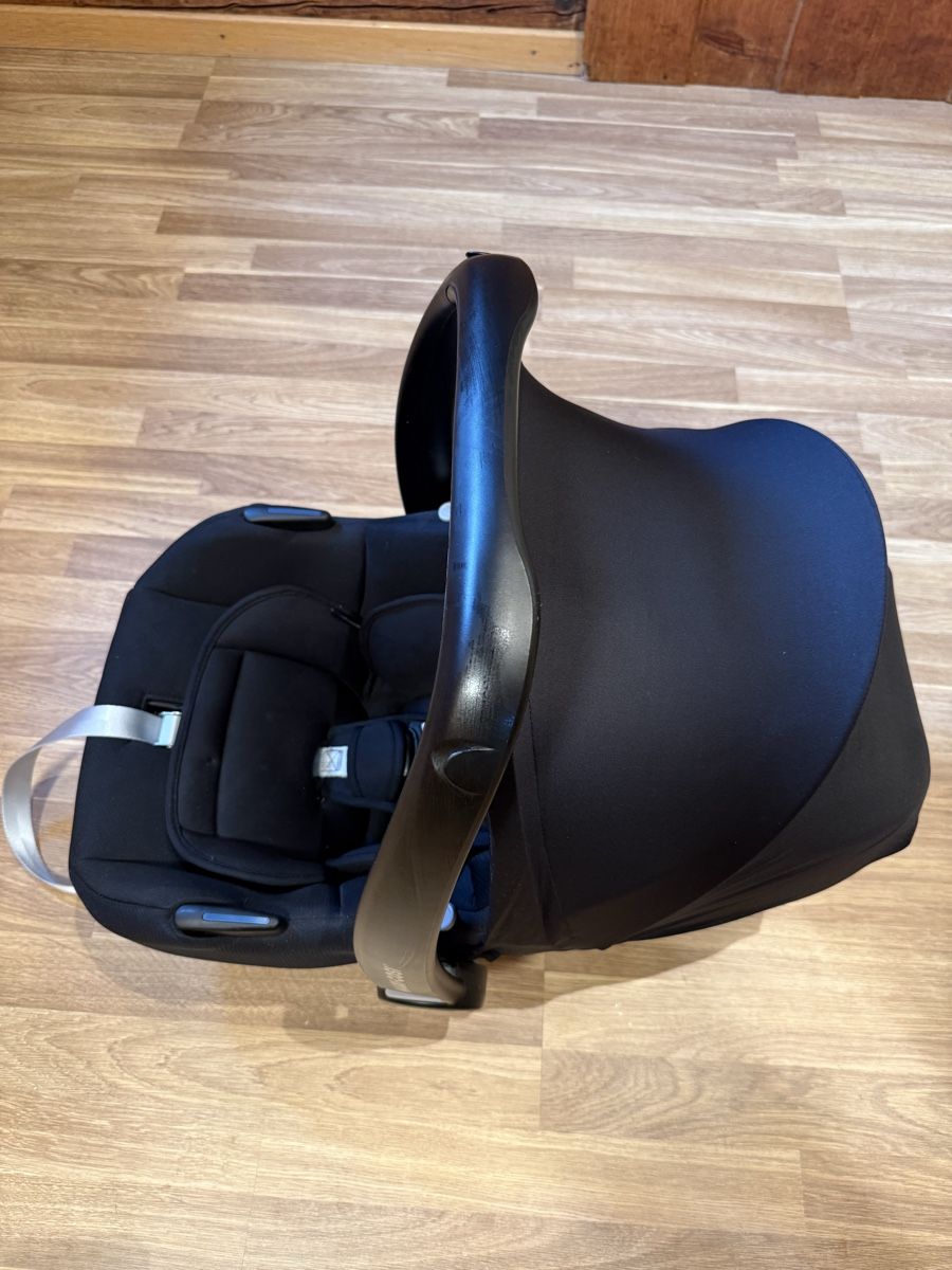 Maxi-Cosi Sièges auto: Maxi-Cosi Babyschale mit Isofixstation – D'occasion à herisau par sga_km2f 1