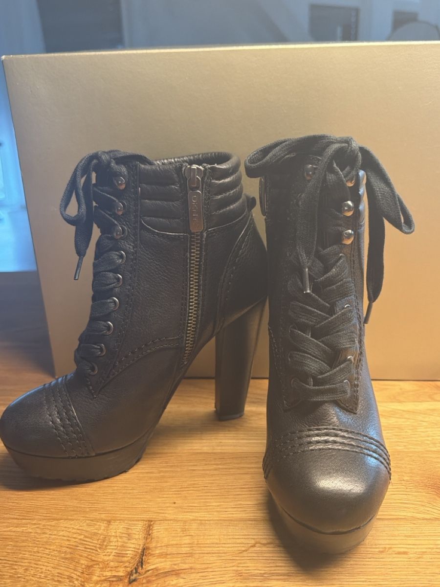 DKNY Scarpe da donna: Schwarze DKNY Lederstiefel mit Absatz, Gr. 37 – Nuovo (secondo la descrizione) da Münchenstein venduto da Scadi91 1