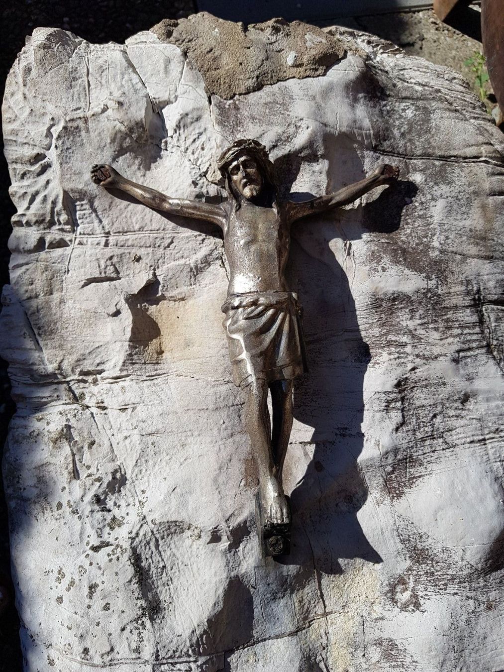 Pietre & tegole: Stein, Grabstein, Kreuz, Jesus – Difettoso da St. Antoni venduto da Mischtle 3