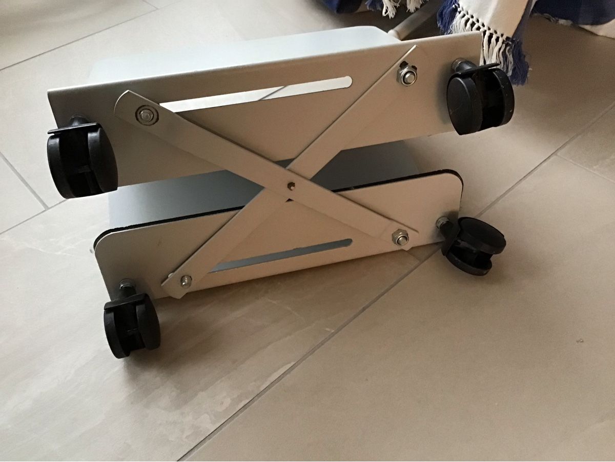 Altro in Decorazioni & Accessori: PC Ständer mit Rollen – Usato da Giswil venduto da Pingu109 4