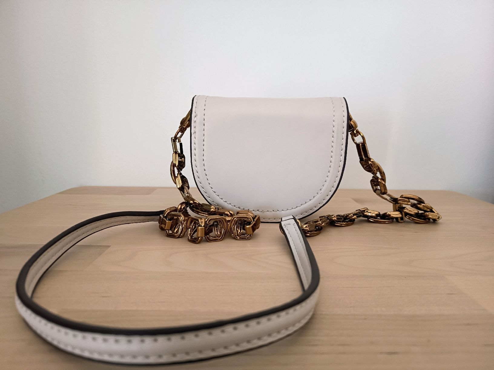 Zara Sacs femmes: Mini Bag with Gold Chain – D'occasion à Basel par beg_6v7r 1
