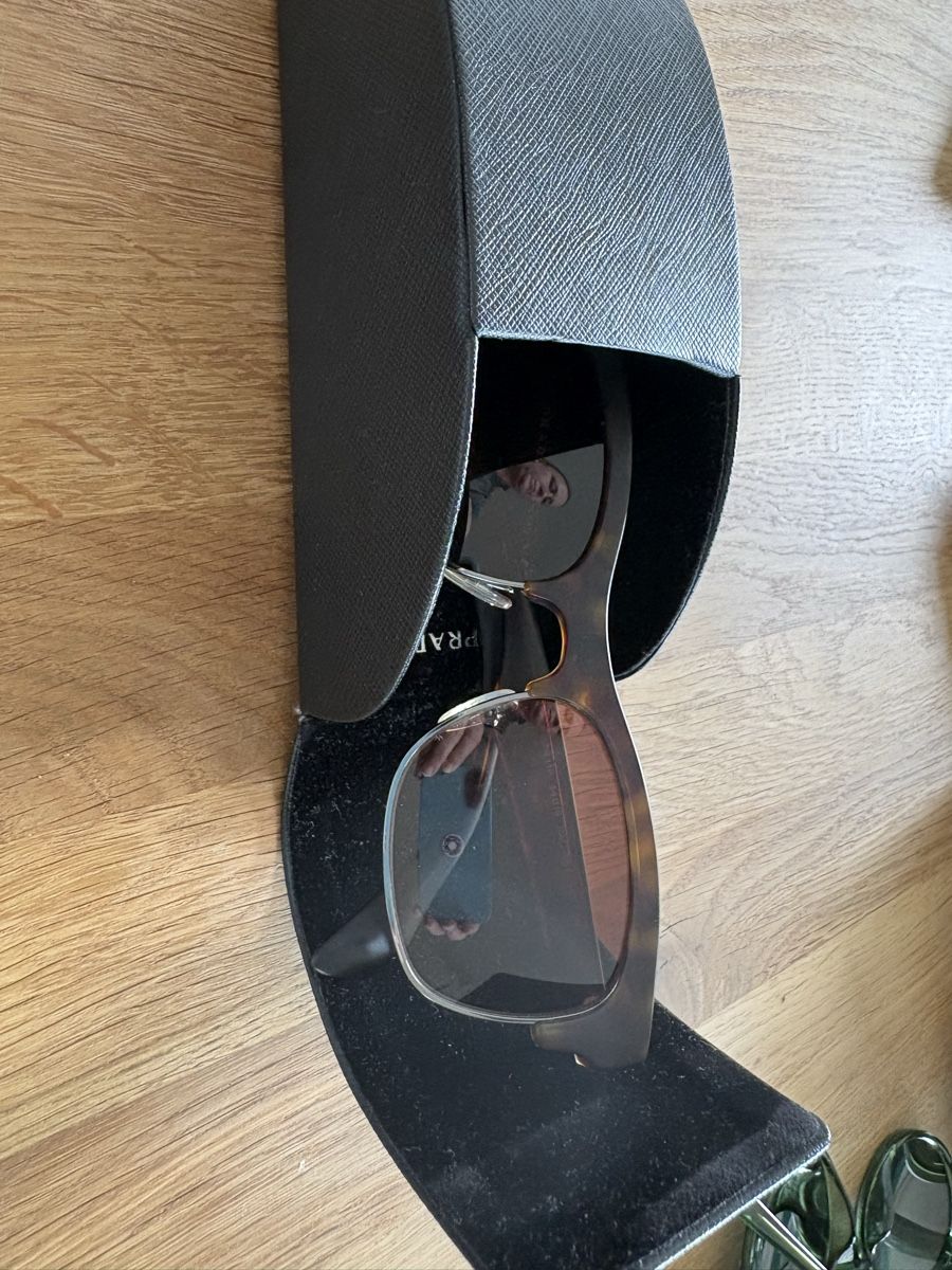 Prada Occhiali & Lenti: Prada Sonnenbrille wie neu – Usato da Wädenswil venduto da Flain 4