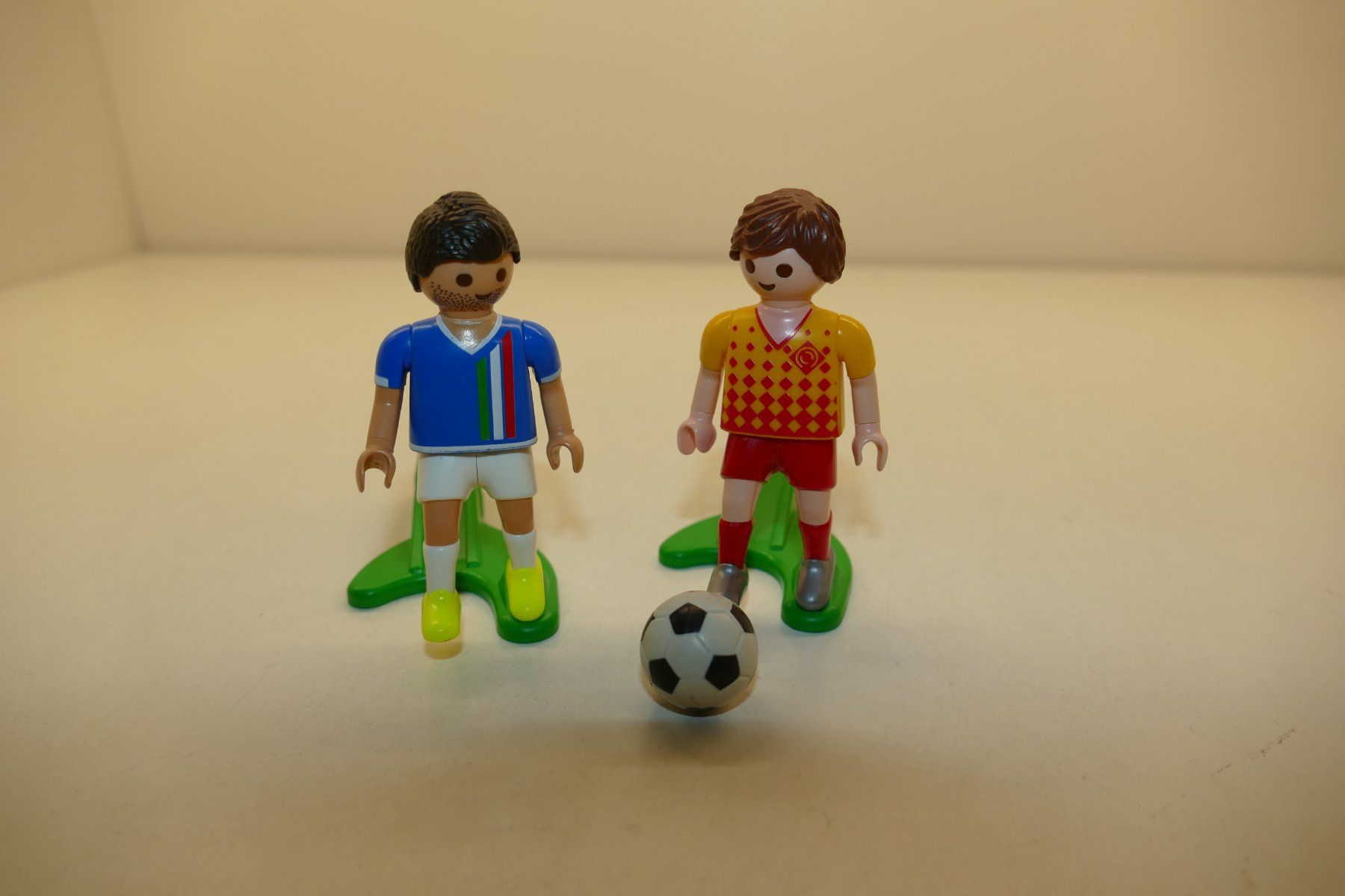 Playmobil Spielzeuge: Playmobil: 2xFussballer mit Ball – Gebraucht aus Niederhasli von rail-duerst