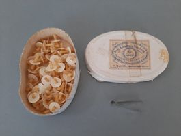 Nachtlichter antik, kleine Kerzchen in alter Kartondose