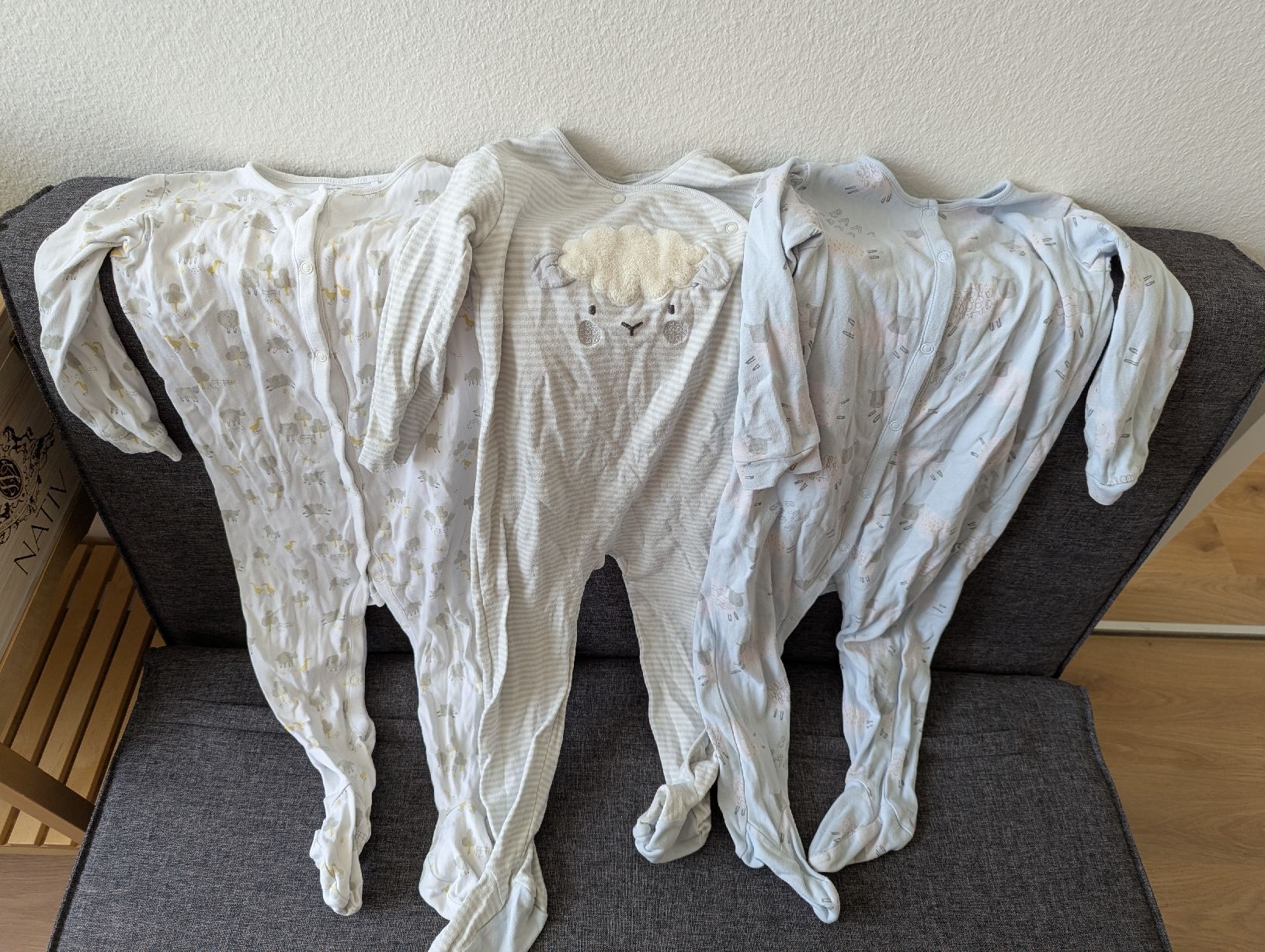 Next Pigiami: 3 Next Pyjama, Schafmotiv, Grösse 92 cm – Usato da Zofingen venduto da Droni_A