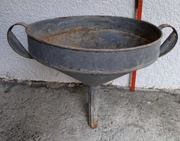 Metalltrichter, Antike Gartendeko