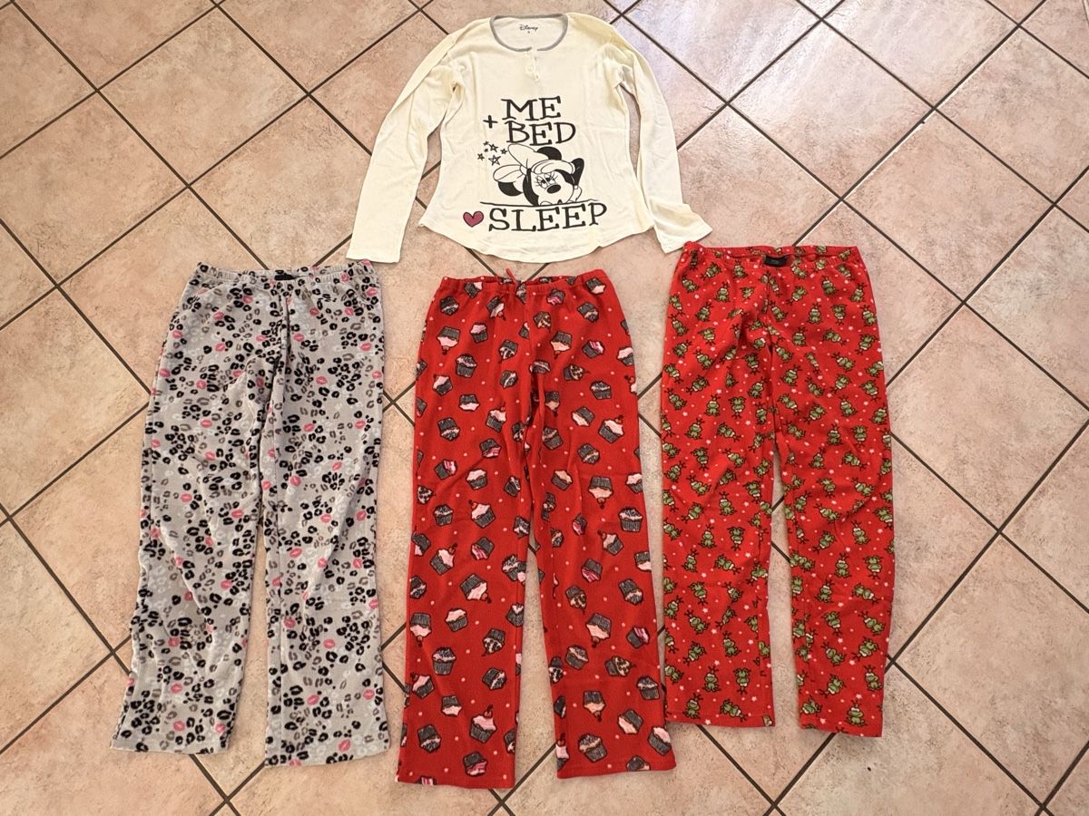 Lots de vêtements: Lotto pigiami donna  – D'occasion à S. Antonino par FedeKikka88