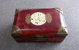 Asiatisches Schmuckkästchen aus Holz mit Messingbeschlägen