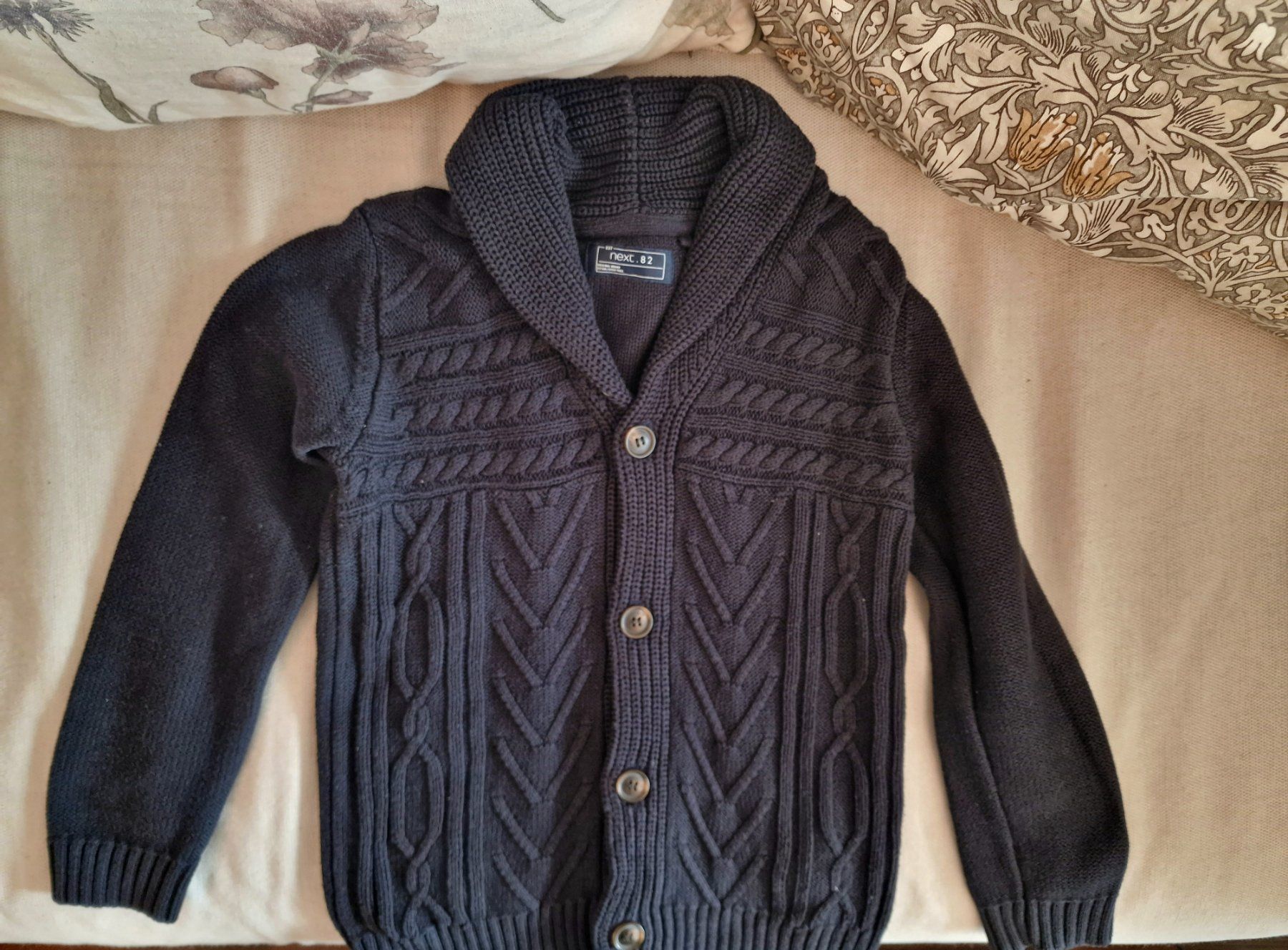 Next Pulls et sweat-shirts: Dunkelblauer Zopfstrickpullover mit Schalkragen Gr. 128 – D'occasion à Zürich par Pemberleys