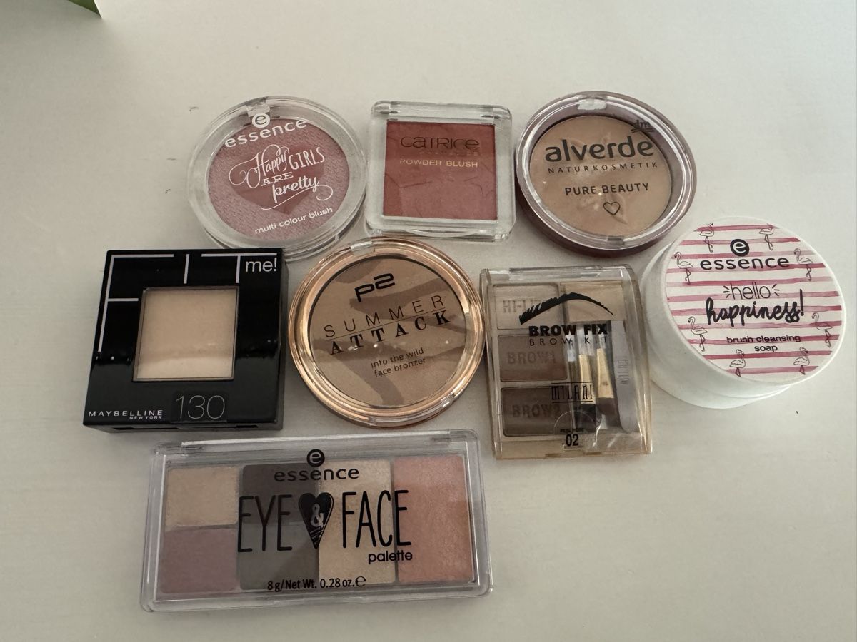 Make-up: Diverse Puder, Blushes und Pinselreiniger – Nuovo e nell'imballaggio originale da Ammerswil AG venduto da Dobby007