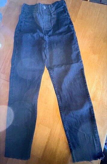 C&A Jeans: Jeans noir Divided taille haute 34 – Nuovo (secondo la descrizione) da Athenaz (Avusy) venduto da sos_2k2j 1