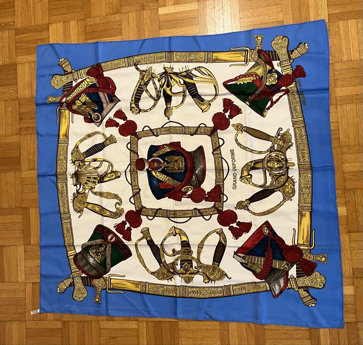 Hermès Foulards, Tücher & Schals: Original HERMÈS Seidentuch "Grand Uniforme" hellblau – Neu (gemäss Beschreibung) aus Rapperswil SG von funk3