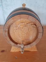 Weinfass aus Holz, rustikal mit Zapfhahn und Ständer