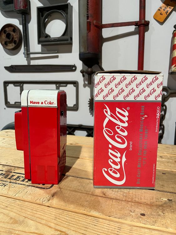 Coca Cola Spardose Aus Blech – Wiederverwendbar, Auch Als Strohhalmhalter, Rot, 23 Cm Hoch, 8,5 Cm Durchmesser