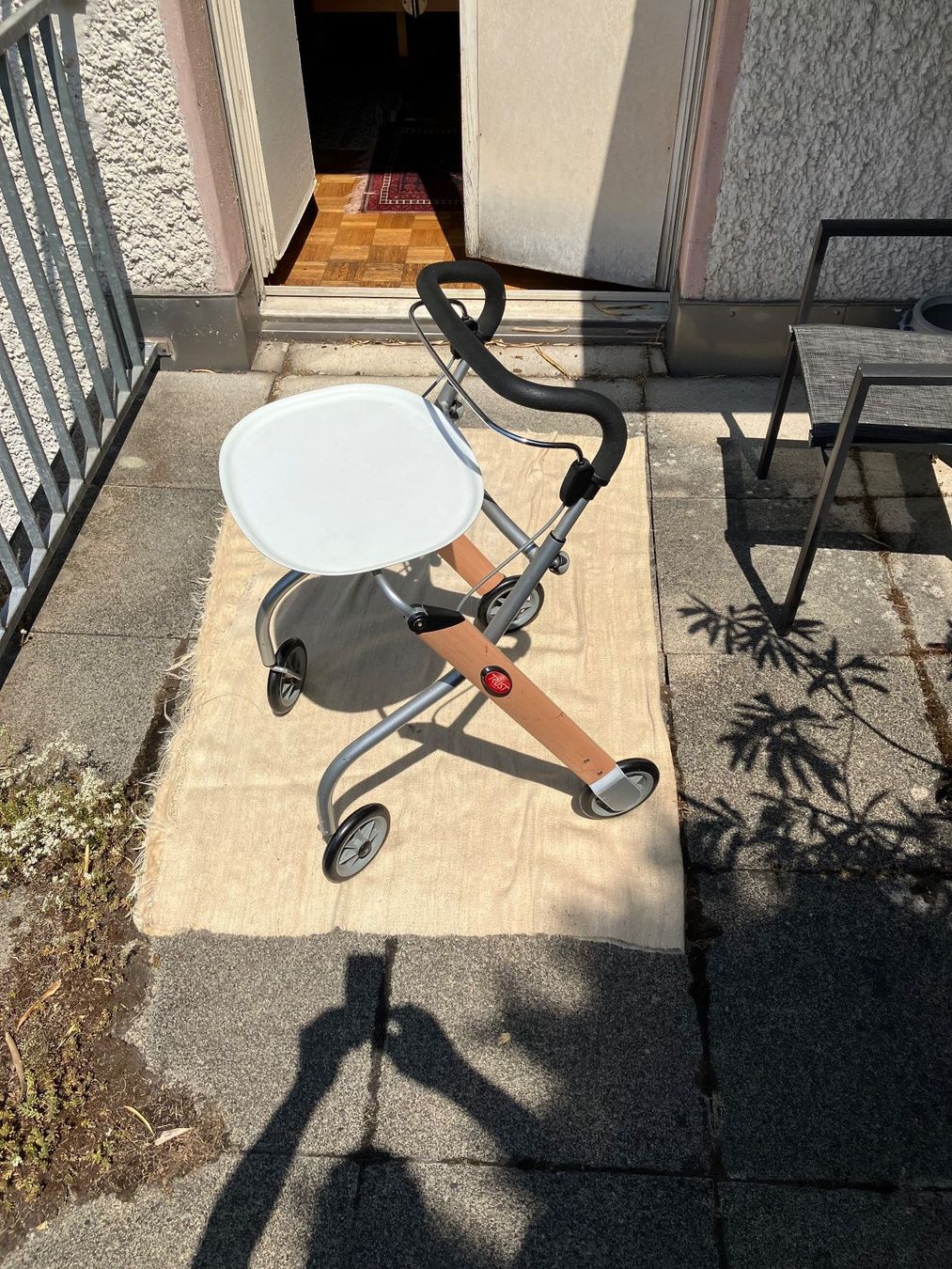 Aides à la marche: Rollator mit Tisch / Tablett – D'occasion à Pfeffingen par Deggaff