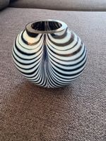 Kosta Boda Kunstglas-Vase „Zebra“ – Bertil Vallien – signier
