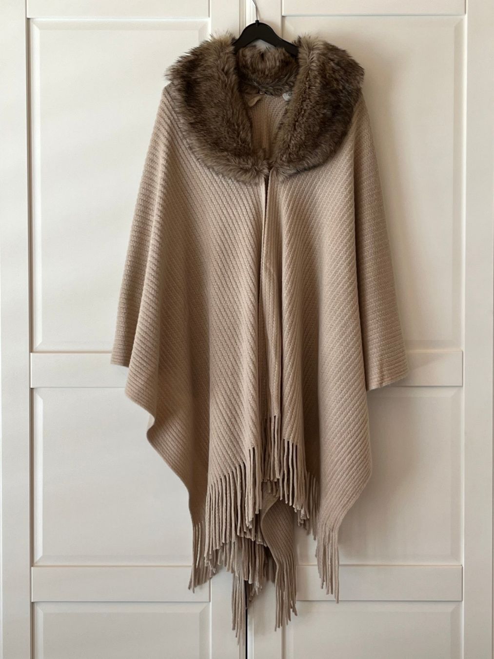 C&A Altro in Moda donna: Poncho beige mit Kunstfell – Usato da Jona venduto da m.brun