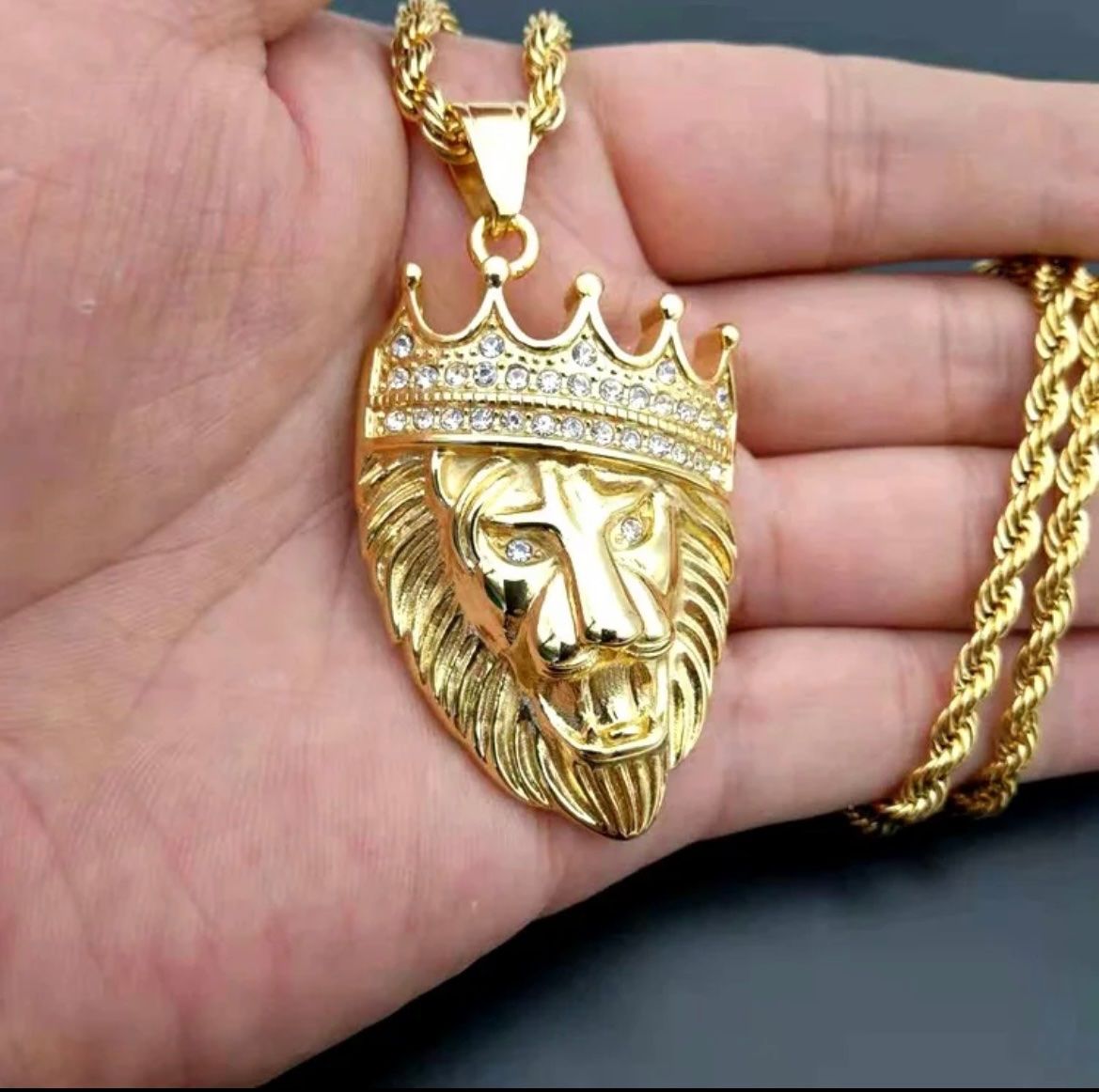 Catenine: King Crown Lion Head Pendant Gold Plated – Nuovo e nell'imballaggio originale da Aarburg venduto da StavFashion