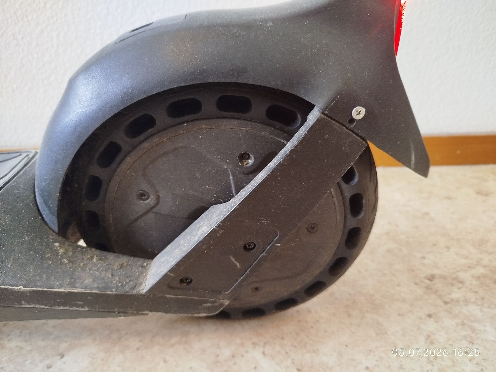 Scooter: Electric Scooter VMAX VX1 with Charger – Usato da Zürich venduto da etronicspy 4