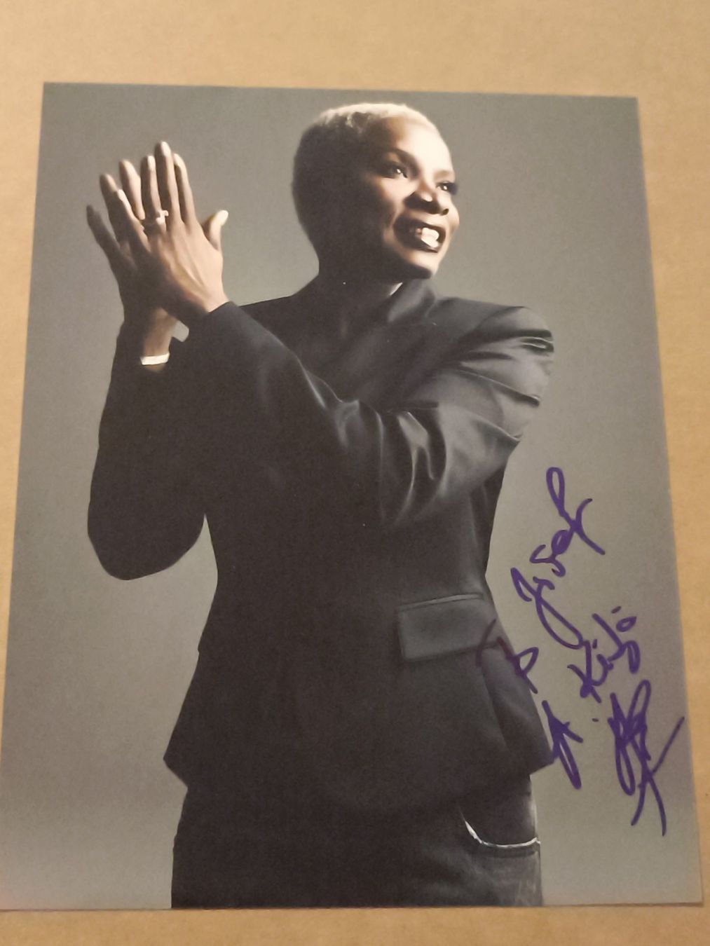 Autografi: Angélique Kidjo - persönlich gesammelt – Usato da Menziken venduto da Artographs