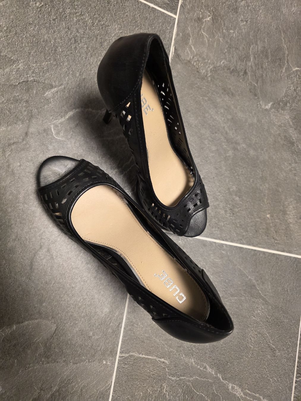 Cube Scarpe da donna: Schwarze CUBE Peep-Toe Pumps mit Cut-Outs, Grösse 38 – Usato da Toffen venduto da ver_x68f 6