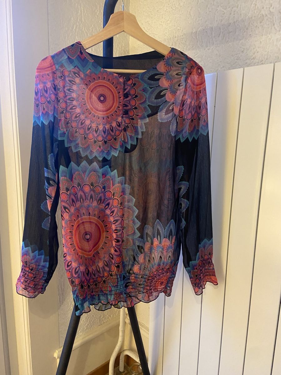 Blusen: Chiffon-Blusentop Gr. S- M bunt gemustert transpar – Gebraucht aus Bern von rah_fpy5